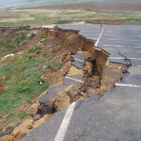 Las carreteras españolas están peor que nunca y nos está costando una pasta a todos: arreglar un solo kilómetro ya supone 100.000 euros 