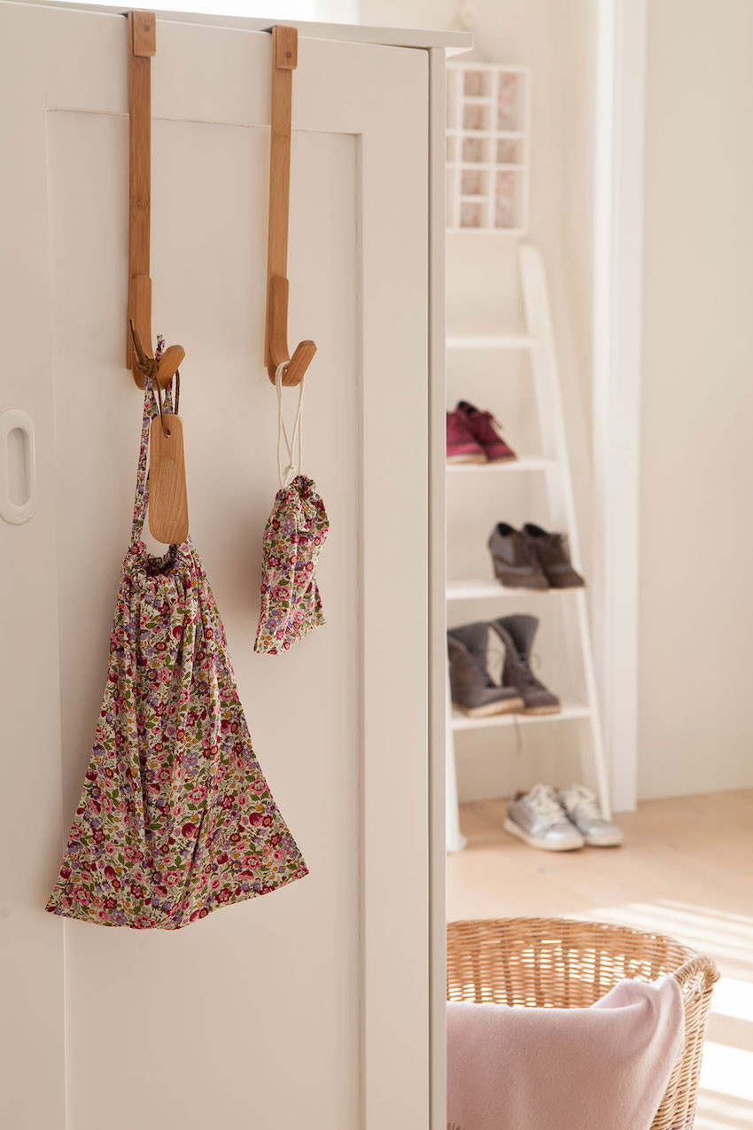 14 trucos para colgar la ropa en el armario y que te quepa todo (por