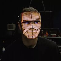 Un ingeniero crea una máscara LED con 9.000 luces de AliExpress y, para sorpresa de nadie, la ha estrenado con Doom