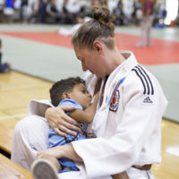 El bonito momento en el que una judoca amamanta a su bebé de 2 años y medio en plena competición