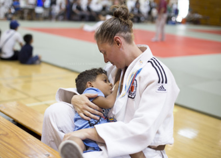 El bonito momento en el que una judoca amamanta a su bebé de 2 años y medio en plena competición