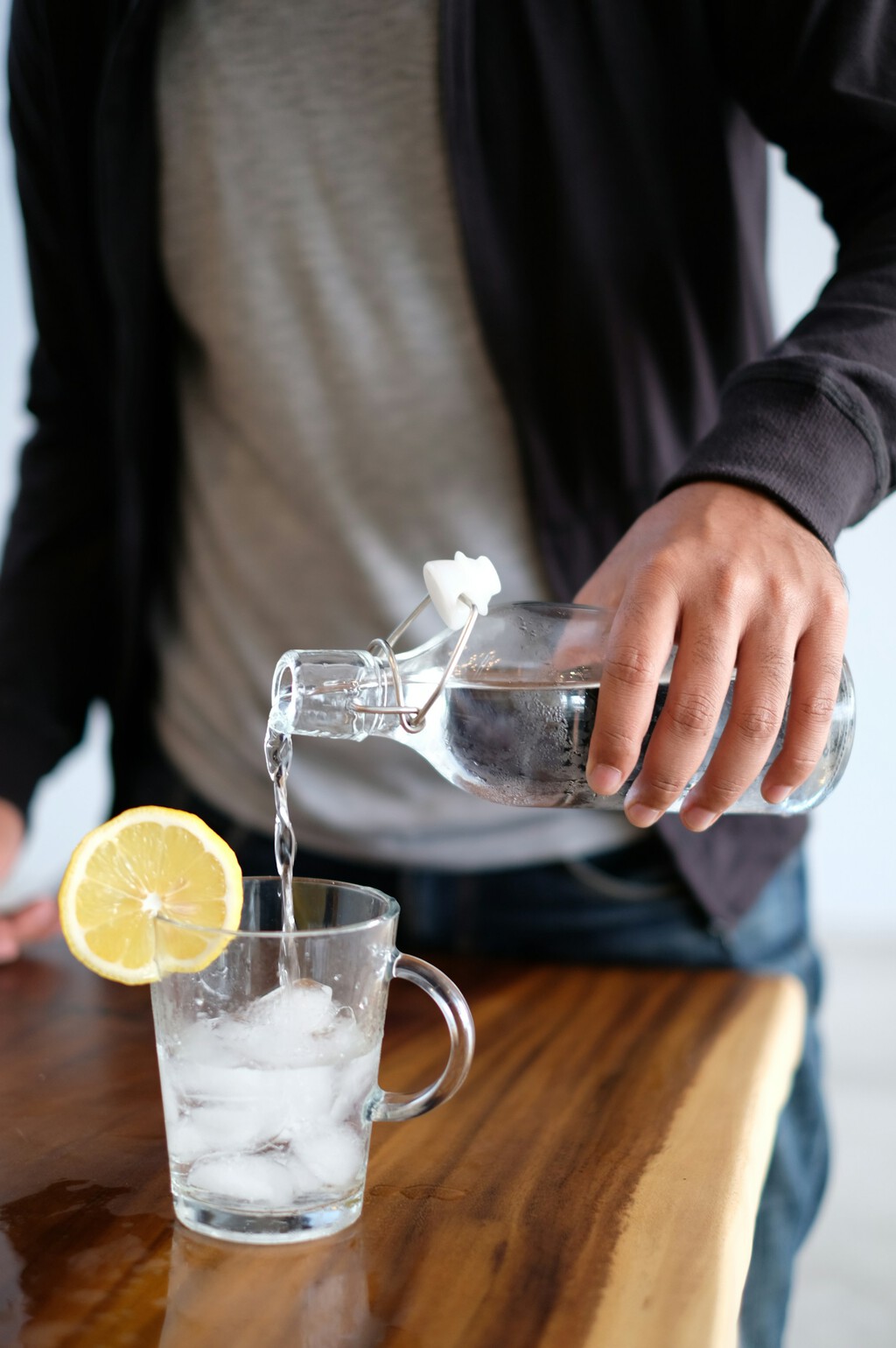 Cuando hace calor beber agua helada parece la mejor idea. Los médicos están empeñados en decirnos lo contrario