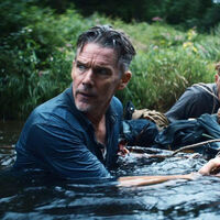 "El último lugar en el que querrías buscar consejo es entre un grupo de artistas borrachos y con jet lag". Ethan Hawke lucha contra el fascismo a su manera