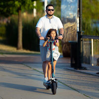 Llevar a un niño en patinete al cole, además de peligroso, puede ser motivo de multa de la DGT 