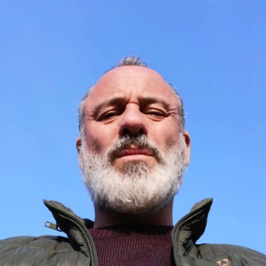 El actor Javier Gutiérrez, sobre la vivienda: "Vivo en una finca de 90 vecinos y más de la mitad ya son apartamentos vacacionales. Puede que en cinco años quedemos cuatro o cinco propietarios"