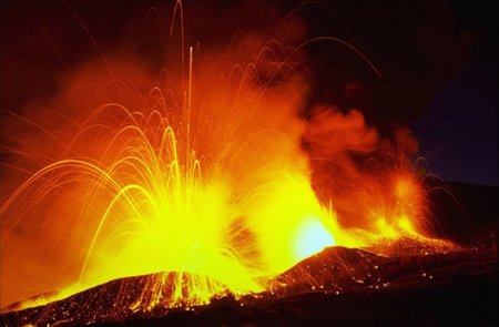 ¿Cuál es la razón de que el interior de la Tierra continúe tan caliente?
