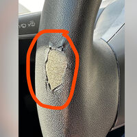 Su volante se descarapeló y Tesla le echó la culpa al dueño...por usar crema de manos. Reemplazarlo no es barato