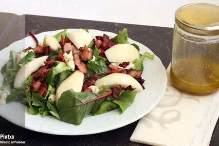 Ensalada de gorgonzola y pera con vinagreta de pistachos. Receta