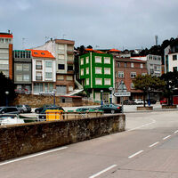 El pueblo junto al mar ideal para recorrer a pie y comer "los mejores percebes de Galicia": casas de colores, un faro entre rocas y una serpiente y una cruz 