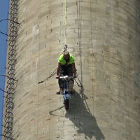 Recorrer con una Vespa los 110 metros verticales de una chimenea industrial es posible, y da para récord Guinness 