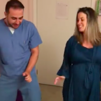 El obstetra que baila con las madres durante el trabajo de parto para ayudar a nacer a sus bebés