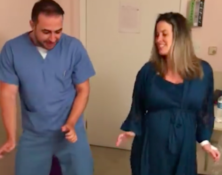 El obstetra que baila con las madres durante el trabajo de parto para ayudar a nacer a sus bebés