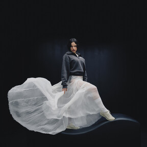 Rosalía x New Balance: las zapatillas con estética 'Lux' que no nos querremos quitar durante esta primavera 