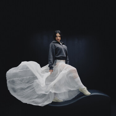 Rosalía x New Balance: las zapatillas con estética 'Lux' que no nos querremos quitar durante esta primavera 