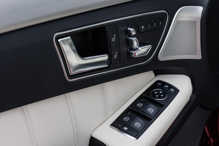 Mercedes-Benz E 220 CDI interior