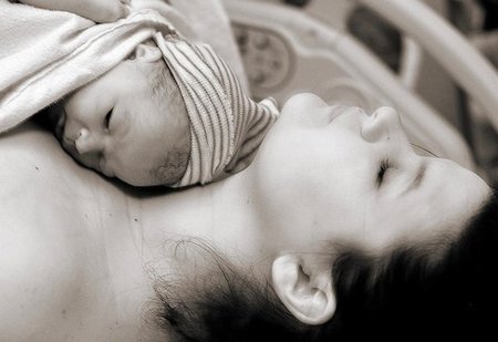 La importancia del contacto visual precoz entre madres y bebés prematuros