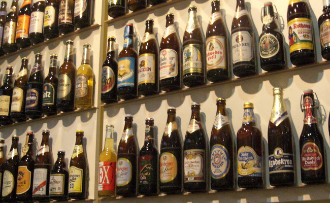 Botellas de cerveza en la pared