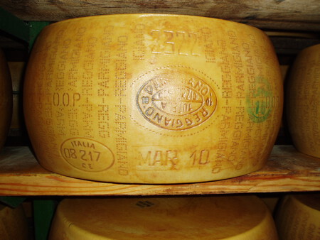 Marchiatura Del Parmigiano Reggiano