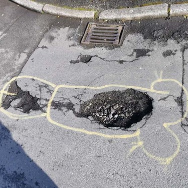 Reino Unido descubrió la fórmula mágica para que arreglen los baches de las carreteras: pintar penes alrededor de ellos. Ahora la hemos importado a Málaga