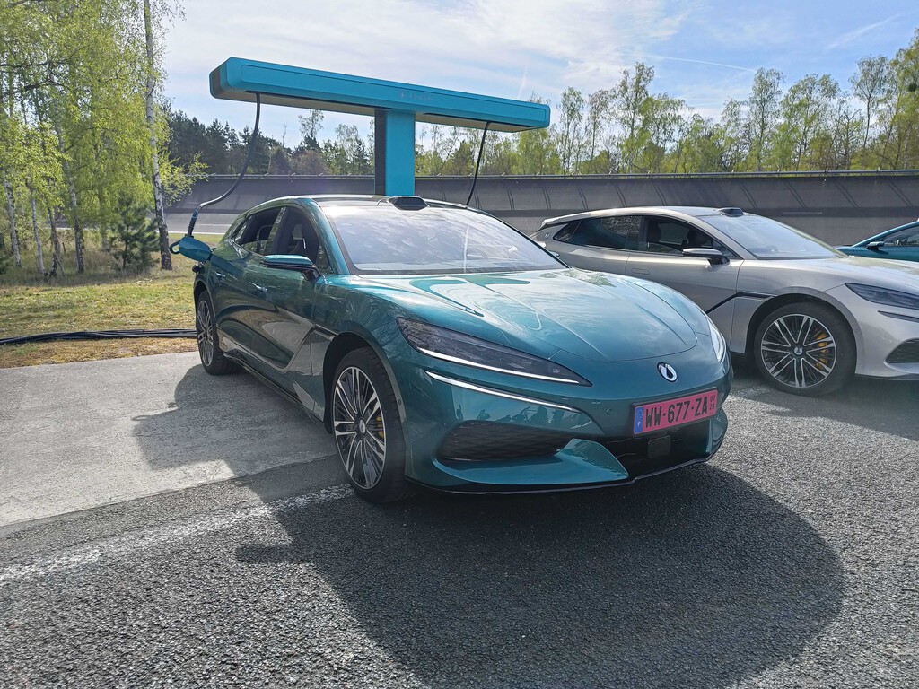 BYD ha tomado la mejor de las decisiones para España: copiar a Tesla. Y por eso vamos a tener cargadores de 1.500 kW en 2027