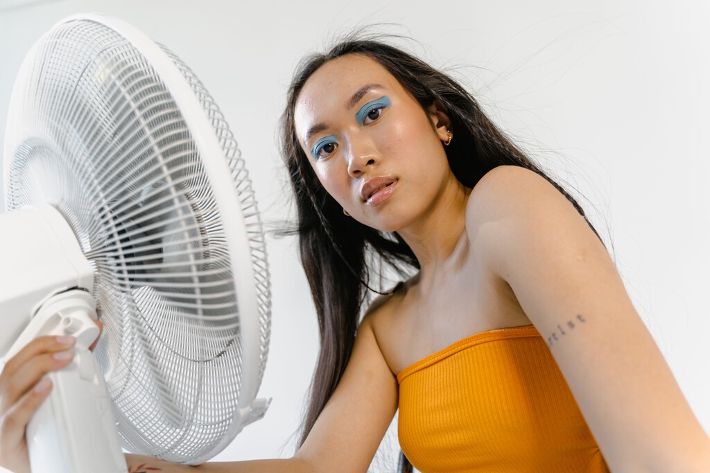 Trucos para sobrevivir a la ola de calor cuando no tienes aire acondicionado en casa. Así puedes refrescarte en casa  