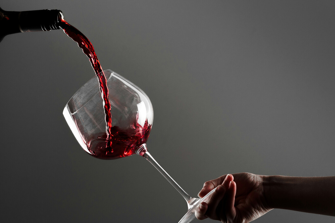 El mundo sigue produciendo mucho vino. El problema no es ese, sino que no hay suficiente gente que se lo beba