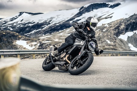 Ya ha llegado la Husqvarna 701 Vitpilen: Nacida en el hielo para enamorar, por 10.215 euros