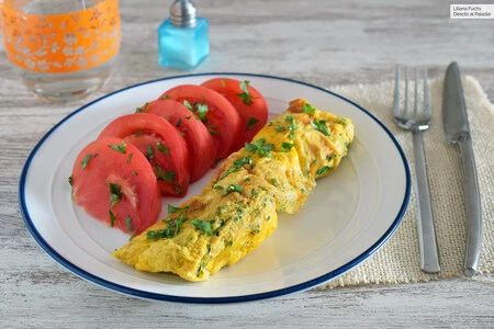 Cómo hacer una tortilla francesa sin aceite y sin usar la sartén: el truco de la receta viral para no manchar nada
