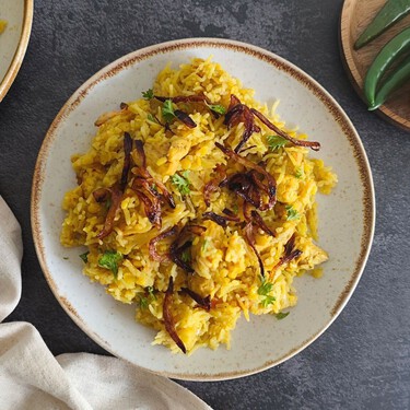 Kichuri de pollo: un aromático guiso bengalí de arroz, lentejas y especias 