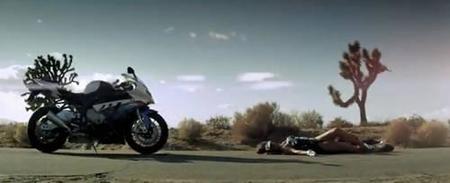 BMW S1000RR hasta en la sopa, ahora en el último vídeo de Black Eyed Peas
