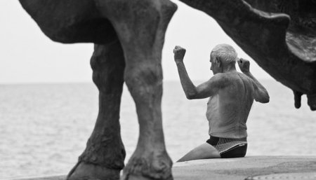 El entrenamiento con pesas es fundamental para las personas mayores