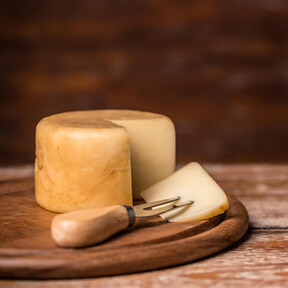 Un queso de oveja con DOP Idiazábal que vale lo que cuesta: solo se elaboran 2.000 unidades al año y de forma artesanal 