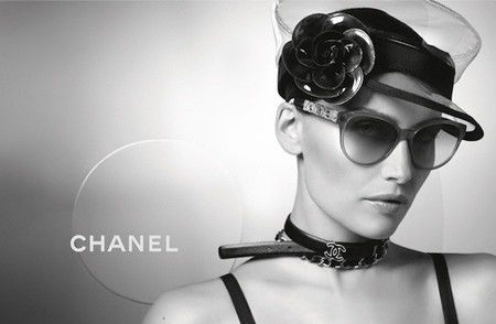 Laetitia Casta tiene poco de casta para la nueva campaña de Chanel