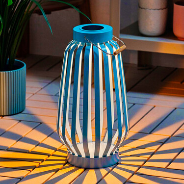 Ikea vende un farolillo solar de suelo en un bonito tono azul cielo que suma en luz y decoración sin gastar 