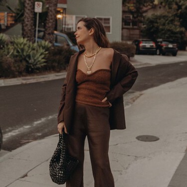 Los nuevos pantalones de Stradivarius pueden desterrar a los vaqueros este invierno: son de pana, holgados y marrón chocolate