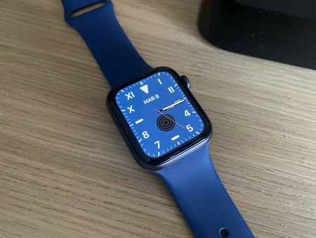 カリフォルニアの文字盤では、上部にローマ数字、下部にアラビア数字、4 つの側面にカプセルが表示されます。