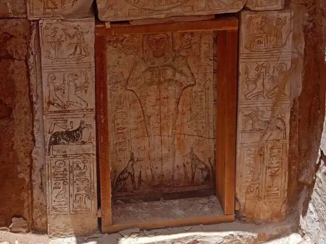 "¡Escucha, padre!" Descubren en Egipto una tumba de 1.700 años con un poema en griego y hechizos protectores