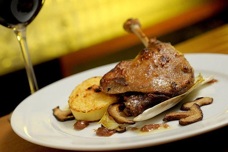 Confit de pato con compota de manzana con raíz de apio. Receta