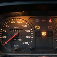 Cada vez que arrancas tu coche diésel aparece este testigo en el cuadro. Es mejor que no lo ignores porque te va a evitar una avería cara a largo plazo