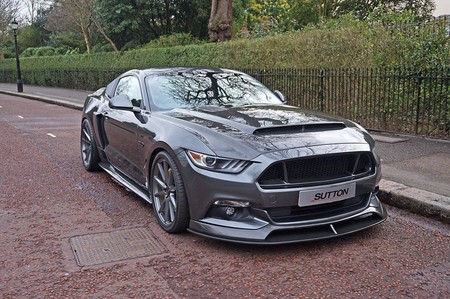 Aquí tienes al Sutton CS800 Mustang, una fiera británica de 800 CV que hasta te parecerá barata