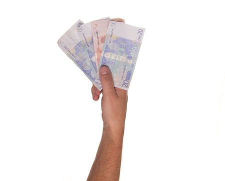 No, el salario más habitual en España no paga casi el 40% en impuestos y cotizaciones, pero se acerca mucho