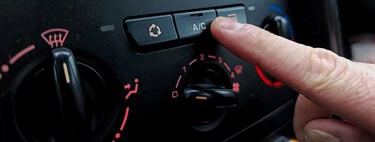 Juanjo Jiménez, mecánico: "El gas del aire acondicionado del coche no hay que recargarlo, pero se puede hacer mantenimiento" 