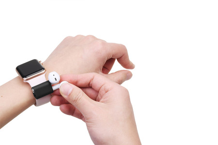 Con este accesorio podrás llevar tus AirPods en la correa del Apple Watch, no es tan mala idea como parece