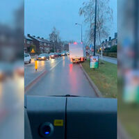 Este vídeo demuestra cómo una ambulancia no tiene que detenerse ni un segundo durante una emergencia en una ciudad abarrotada