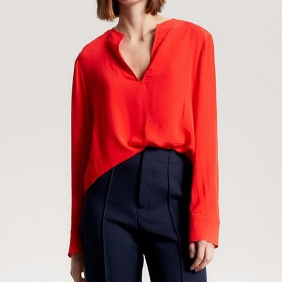 Tommy Hilfiger Camisa de mujer fluida de manga larga con cuello pico