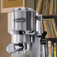 La cafetera 2 en 1 De'Longhi que no ocupa espacio y lleva espumador tiene precio de liquidación 