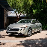 Nissan Sentra 2026: 149 HP y 644 kilómetros de autonomía por tanque para el sedán que busca salvar a la compañía japonesa