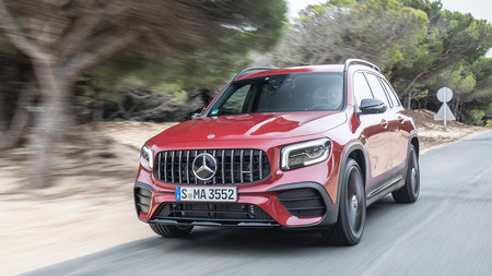 Mercedes-AMG GLB 35, a prueba: la metamorfosis de un todoterreno a un AMG genuino