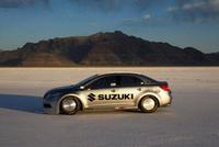 Un Suzuki Kizashi vuela en Bonneville a 327 kilómetros por hora