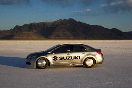 Un Suzuki Kizashi vuela en Bonneville a 327 kilómetros por hora